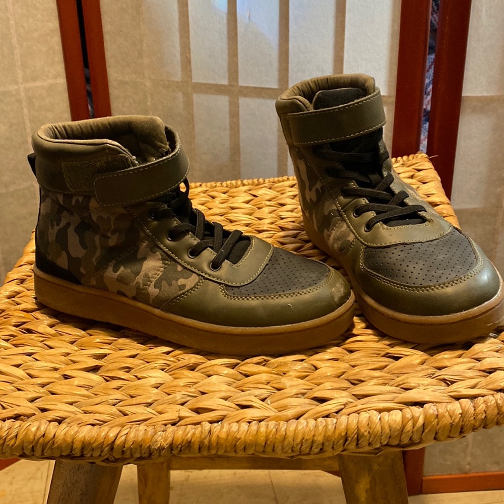 Old Navy camouflage Sz 4